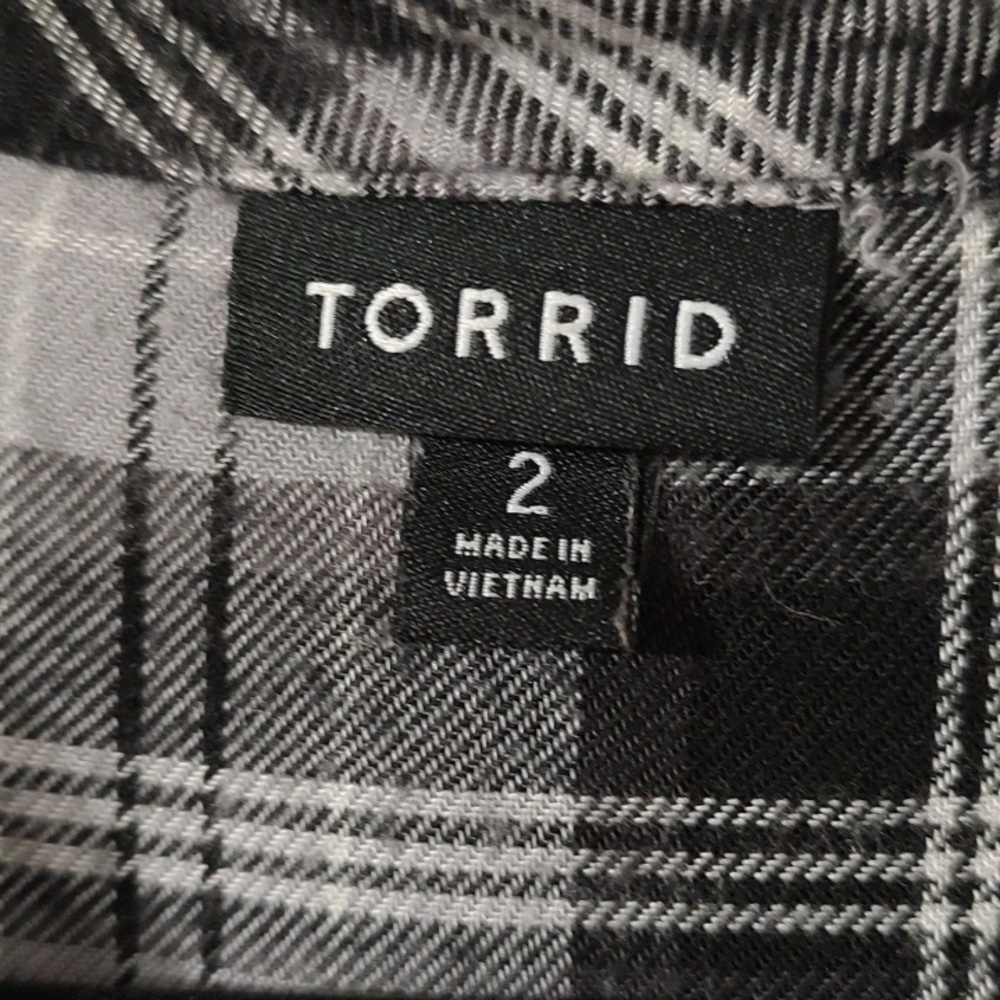 Torrid Black And White Plaid Button Down Top Size 2 - Picture 9 of 10